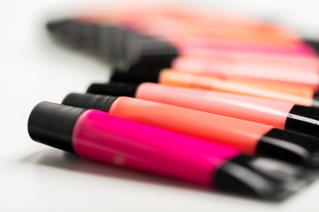 cosmetica, make-up en beauty concept - close-up van lipgloss tubes