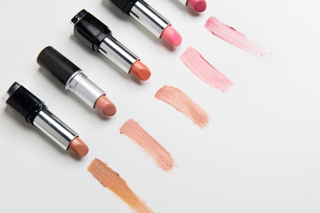 cosmetica, make-up en schoonheidsconcept - close-up van het assortiment lippenstiften