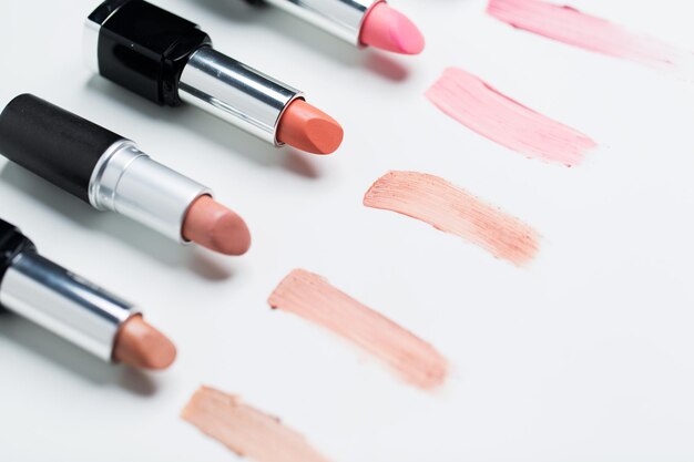 cosmetica, make-up en schoonheidsconcept - close-up van het assortiment lippenstiften