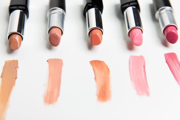 cosmetica, make-up en schoonheidsconcept - close-up van het assortiment lippenstiften