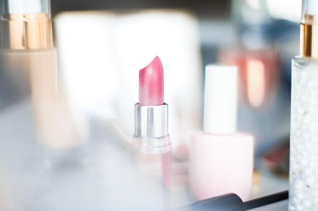 Cosmetica make-upproducten op kaptafel lippenstift foundation basis nagellak en oogschaduw voor luxe schoonheid en modemerk advertenties ontwerp