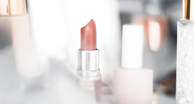 Cosmetica make-upproducten op kaptafel lippenstift foundation basis nagellak en oogschaduw voor luxe schoonheid en modemerk advertenties ontwerp