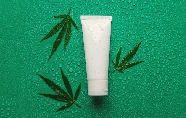 Cosmetica met cannabisextract op een natte achtergrond Selectieve focus