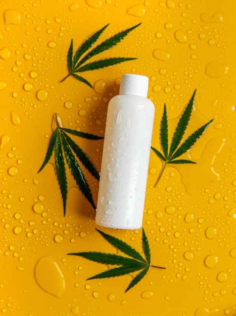 Cosmetica met cannabisextract op een natte achtergrond selectieve focus