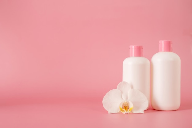 Cosmetica Moisturizer Bottle Verschillende cosmetische flessen set cosmetische producten op roze achtergrond Cosmetische pakketcollectie voor crèmesoepen schuim shampoo
