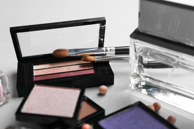 Cosmetica op een turquoise achtergrond