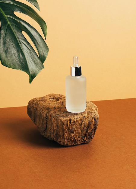 Cosmetica serum olie fles modern podium van natuurlijke kleuren tropisch plantenblad