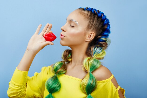 Cosmetica voor gezichts- en lipverzorging. Cosmetisch gezichtsmasker, jonge schone huid, dikke lippen