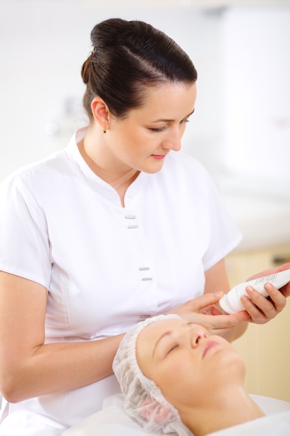 Foto estetista con cosmetici prima della procedura