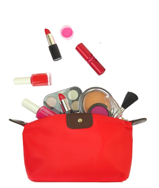Foto prodotti cosmetici per il trucco da una borsa rossa isolata su sfondo bianco trasparente