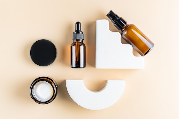 Mockup di cosmetici set di prodotti per la cura della pelle per l'invecchiamento della pelle con collagene e peptidi bottiglie di vetro scuro per layout knolling di branding