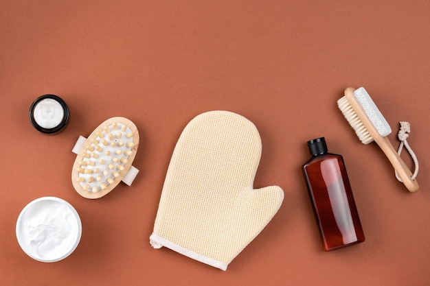 Foto mockup di branding spa cosmetici su superficie marrone