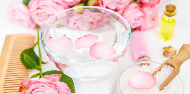 Cosmetici con estratto di fiori di rosa.