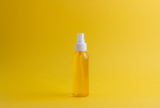 Cosmetici su giallo. minimalismo. cura della pelle.