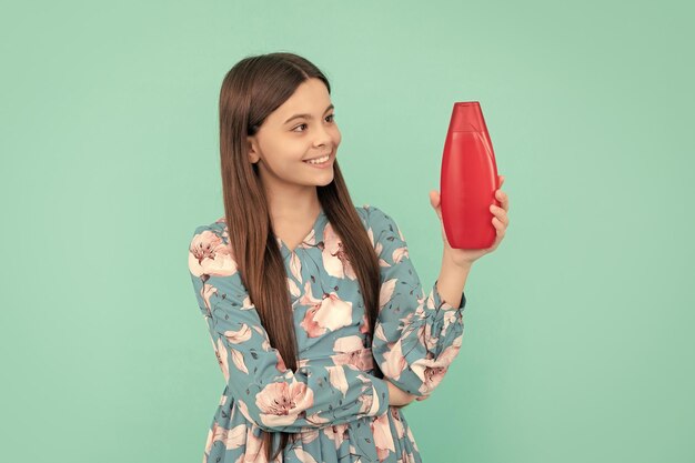 Cosmetisch product presenteren voor tienerjongen met douchegel happy girl hold shampoofles