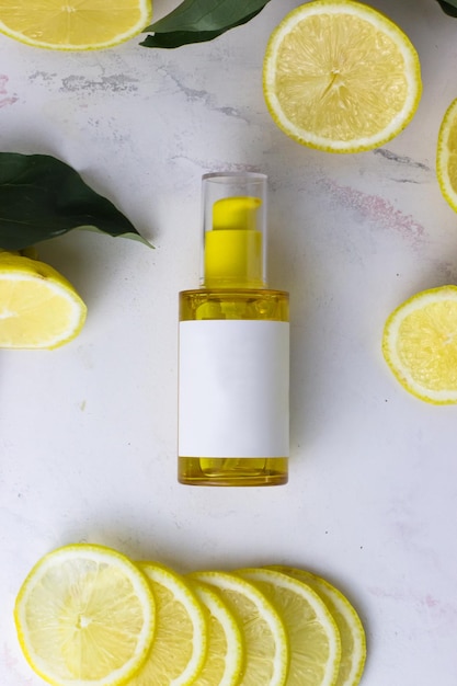 Cosmetisch product van gele kleur op de achtergrond van citroenen op een witte achtergrond