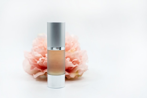 Cosmetisch product voor gezichtsverzorging Serum in een glazen fles met een pipet Etherische olie voor de huidverzorging van vrouwen39s Huidverzorging hydraterend cosmetisch product op een witte achtergrond