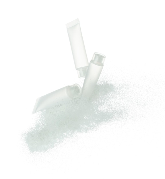 Cosmetische container witte flessenvlieg spatten op wit zand Buis transparant zandpoeder in de lucht Moisturizer lotion crème fles explosie vliegen Witte achtergrond geïsoleerde hoge snelheid sluiter