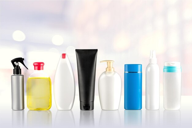 Cosmetische containers geïsoleerd op achtergrond