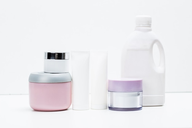 Cosmetische containers geïsoleerd op wit