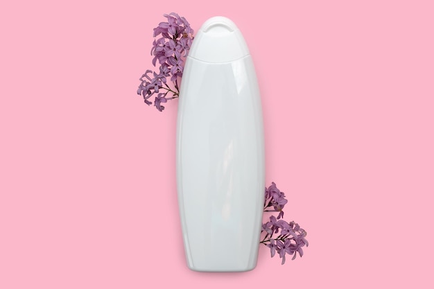Cosmetische crème-olielotion met lila takken Op een roze achtergrond