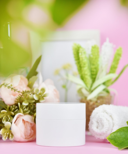 Cosmetische crèmepot met roze leliebloemen