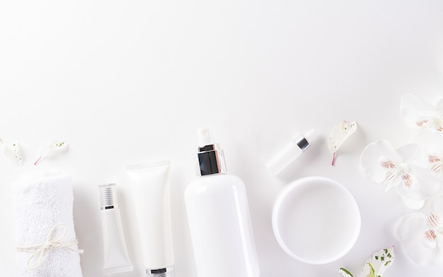 Cosmetische fles, huidcrème met groene kruidenblaadjes.