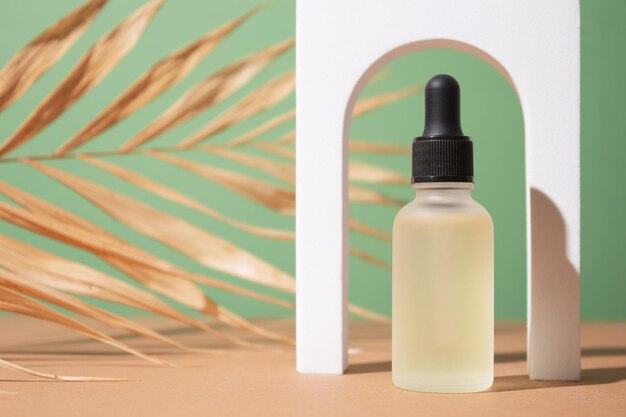 Cosmetische fles met lichaams- en gezichtsolie op palmblad zomer natuurlijke cosmetica serum gezichtsolie tropisch concept