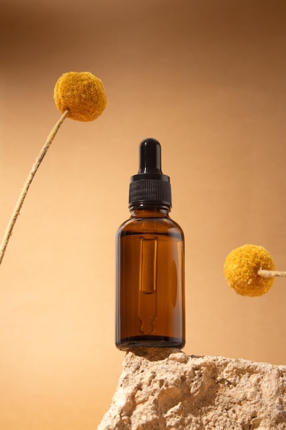 Cosmetische fles met serum met bloemenextracten craspedia bloemen Huidverzorging cosmetisch Hyaluronzuur olie serum met collageen en peptiden