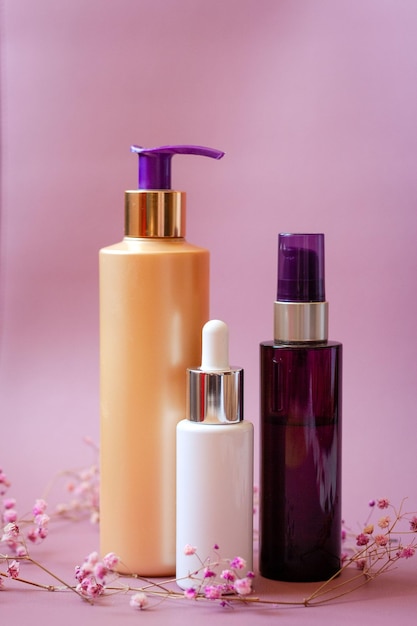 cosmetische fles op roze achtergrond