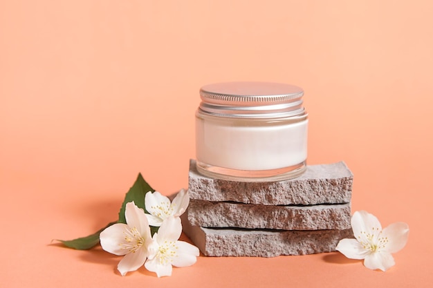 Cosmetische glazen fles gezichtscrème op podium achtergrond Scrub Spa Natural Serums MockUp