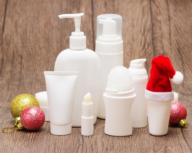 Cosmetische huidverzorgingsproducten met kerstmuts en kerstballen Kerstmis en Nieuwjaar uitverkoop of cadeau