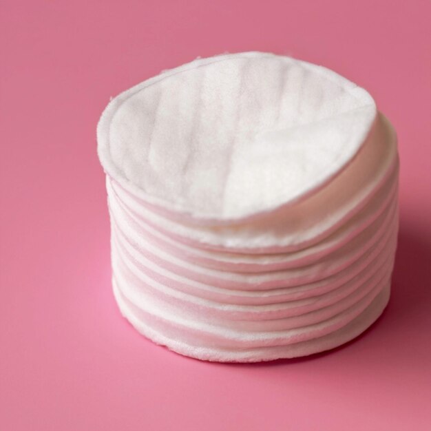 Cosmetische katoenen pads een stapel katoenen paddens op een delicate roze achtergrond spa close-up