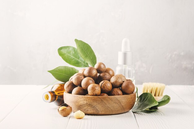 Cosmetische macadamia-notenolie op een grijze betonnen tafel.