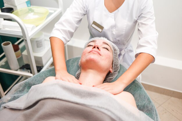 Cosmetische massage van de halslijn voor de vrouw