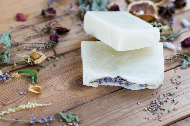 Cosmetische natuurlijke lavendelzeep op een houten tafel.