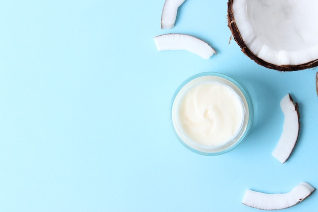 Cosmetische potten en kokosnoot op de tafel close-up en plaats voor tekst