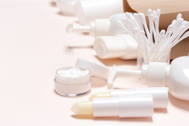 Cosmetische schoonheidsproducten en accessoires met papieren verpakkingstas. Selectieve focus, kopieer ruimte