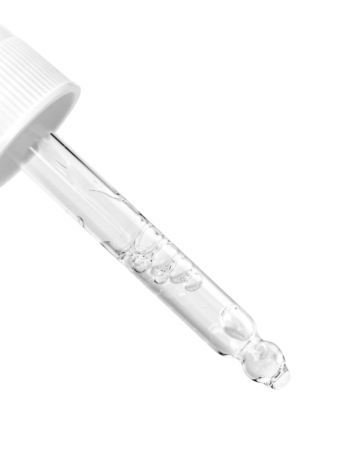 Foto cosmetische serum of geneeskunde pipet druppelaar geïsoleerd op een witte achtergrond met uitknippad, sceince en laboratorium concept