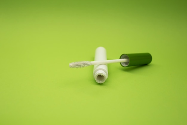 Cosmetische tube op een groene achtergrond