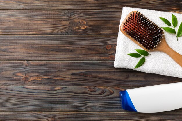 Cosmetische voor haarverzorgingscrème en handdoek op een gekleurde achtergrond bovenaanzicht plat lag