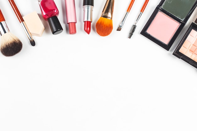 Cosmetische zak en make-up producten op kleur achtergrond
