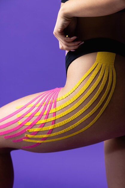 Cosmetologie kinesio tapes op de borst van een jonge vrouw. Lichaamsverzorging moderne behandeling voor het strakker maken van de huidspier