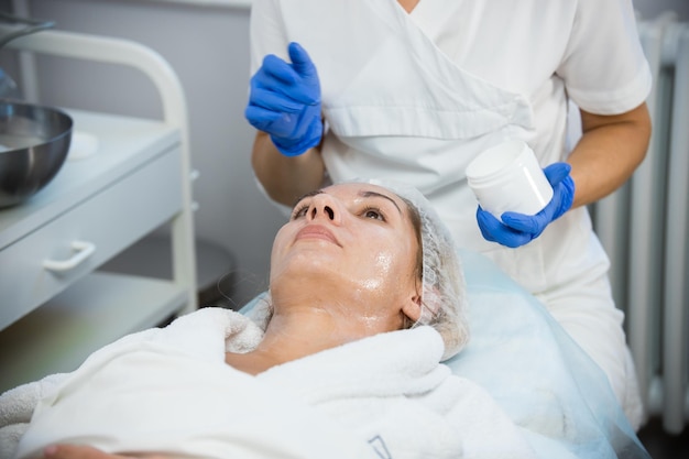 Cosmetologie procedures peeling smeercrème op het gezicht