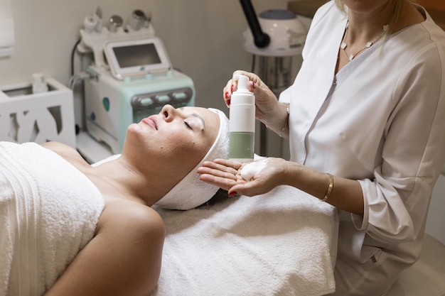 Cosmetologische ingreep in een schoonheidsstudio