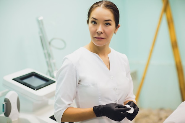 Cosmetologist, portret van een schoonheidsspecialist arts op de achtergrond van het kantoor.