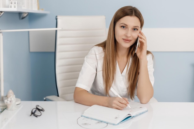 Medico di cosmetologia in gabinetto