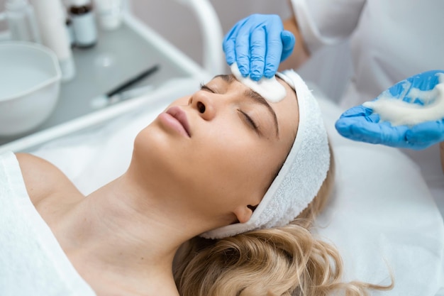 Processo di cosmetologia in un salone di bellezza per il trattamento dell'acne della pelle