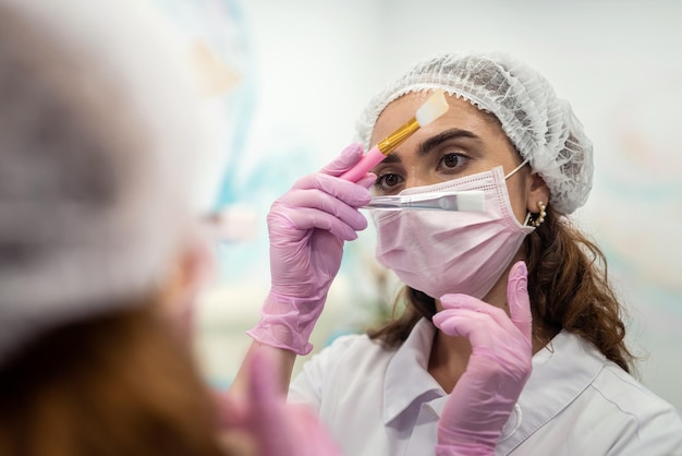 Cosmetoloog met botten en gereedschap in een cosmetologiekantoor