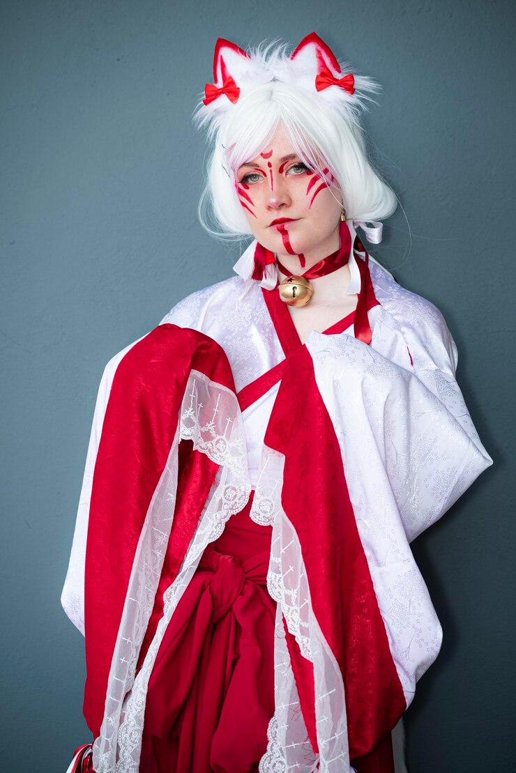Photo cosplay girl in a cat priestess outfit at an event